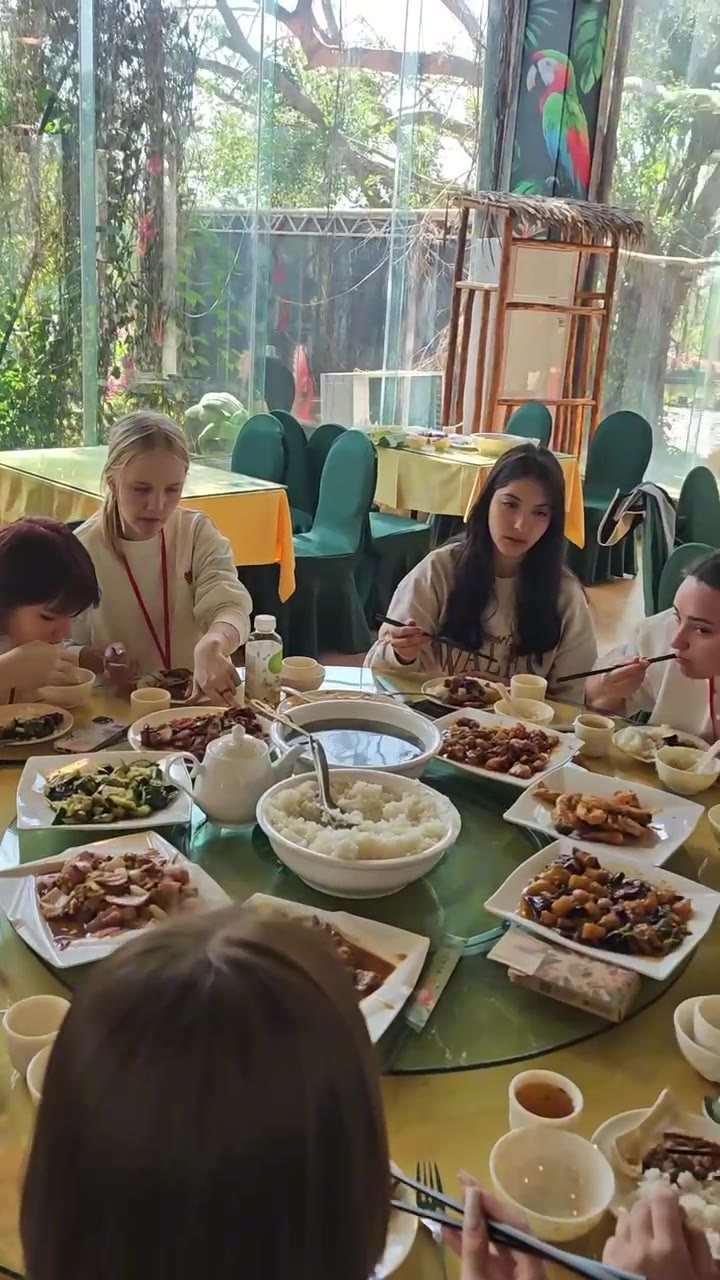 Обед группы ZHIDAO на Хайнане