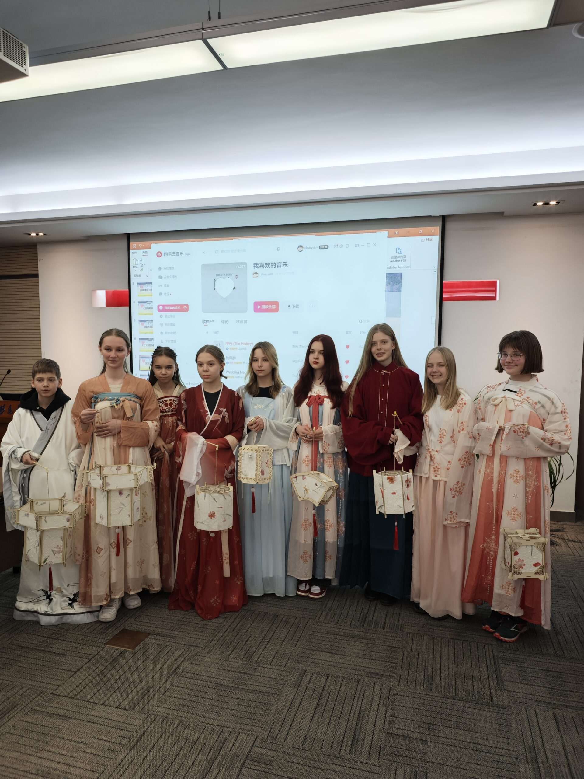 Ученицы ZHIDAO в ханьфу с сертификатами