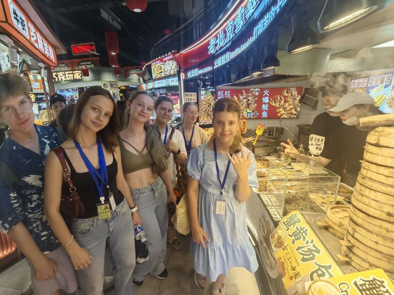 Ученики ZHIDAO на ночном рынке в Китае