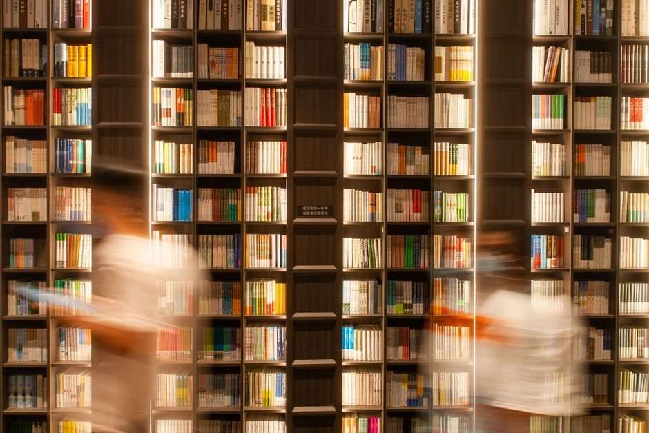 Полки с китайскими книгами в книжном магазине Шэньчжэня